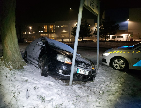 Árokba csúszott a jeges úton - Hárman ültek benne