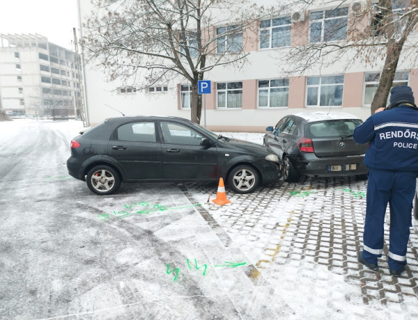 Annyira csúszott az út, hogy három autó is összetört