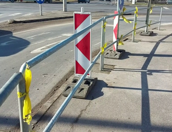 Helyreállítják a védő korlátokat a Tünde utca és Debreceni út kereszteződésében