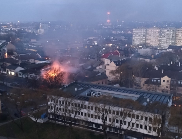 Lángokban állt egy ház a belvárosban - A Vasvári Pál utcán leégett az épület tetőszerkezete
