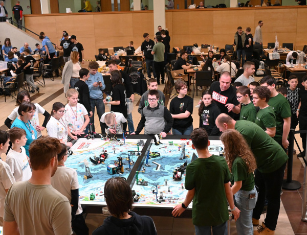 FIRST LEGO League – Közel kétszáz diák mérte össze tudását és ügyességét a Nyíregyházi Egyetemen