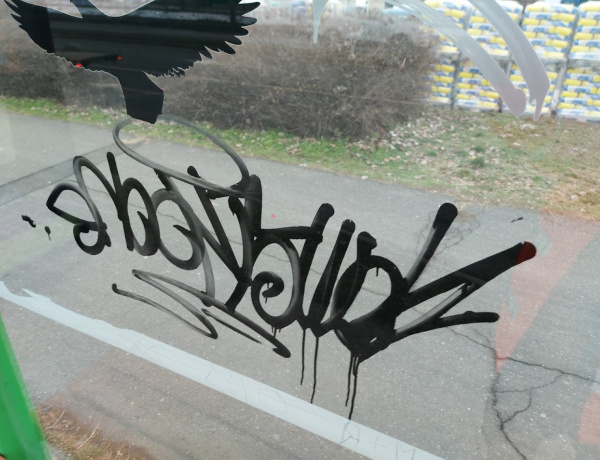 Ahol buszmegállót látott összefirkálta                                                  