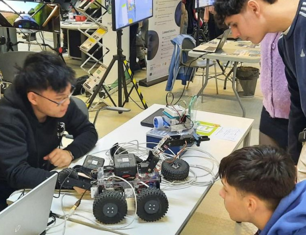 Első helyezést ért el a SZIKSZI-s menekítő robotja Győrben!  
