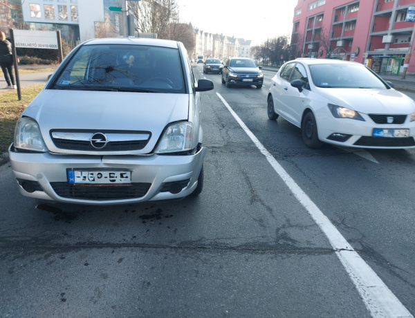 Csúnyán összetört az autó eleje                                