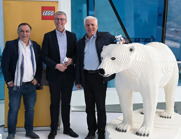 Egyedülálló látványosság – LEGO jegesmedve költözött a Nyíregyházi Állatparkba