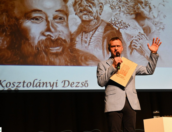 Üzenet az égbe, magyar versből szívbe – Rendkívüli versórára várta a diákokat Tarczy Gyula