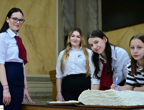 Újra megnyílt a kapcsos könyv – Az érettségire készülő diákok becsben tartja a város