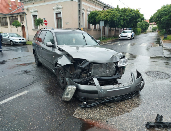 Belvárosi csattanás - Rá sem lehett ismerni az autóra az ütközés után 