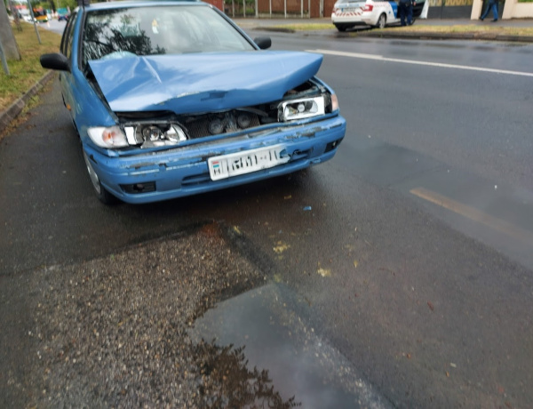 Jól összegyűrődött az autó eleje...             