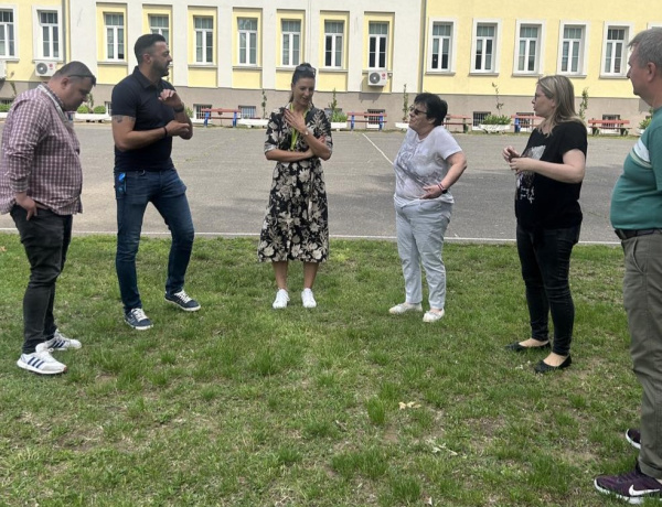 Valami készül - a Zayban egy fa ültetnek, így ünneplik meg, hogy 10 éves SZC