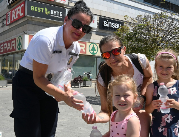 Vízosztás – Hűtött vízzel kínálták a járókelőket a belvárosban