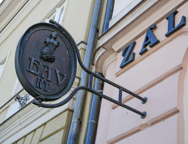 Amiről az utcák mesélnek... - Séták a Hősök terén 5.