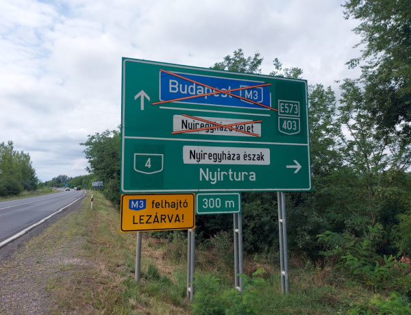 Autópálya-felhajtó zárva: figyelmeztetik a sofőröket