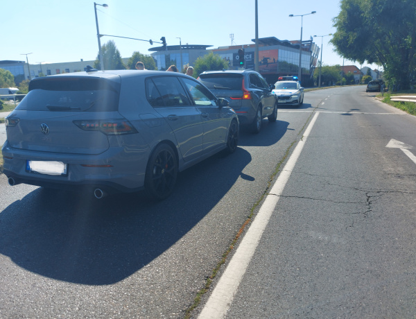 Ráfutásos baleset a Szegfű utcán szerdán