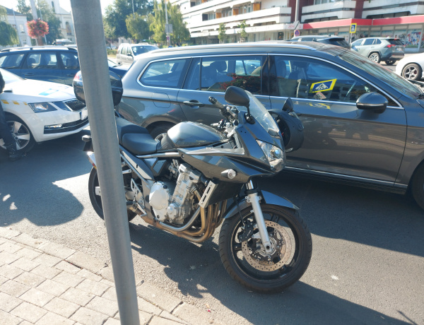 Motoros baleset – hátulról ütközött bele az autóba, felborult