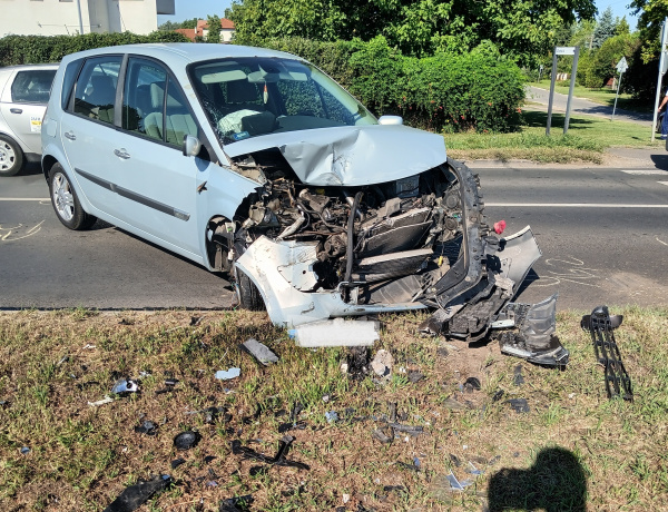 Három autó ütközött a Kemecsei úton – ketten megsérültek