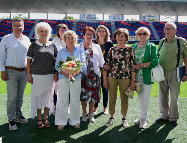 Stadiontúra – Új városi fejlesztésekkel ismerkedett az Idősügyi Tanács