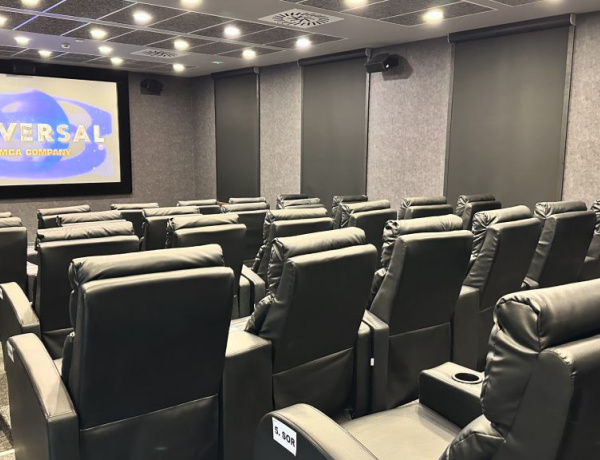 Két remek filmet kínál a Szindbád VIP Mozi októberben!