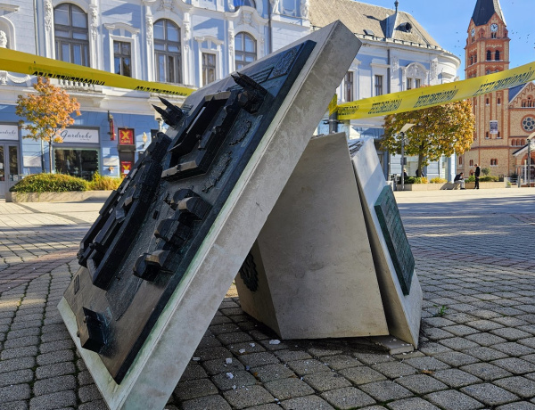 Bosszantó baleset – Kamion borította fel a városmakettet