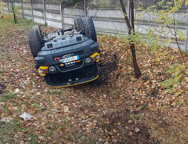Fejre állt az árokban – érthetetlen, hogyan történt a különös baleset