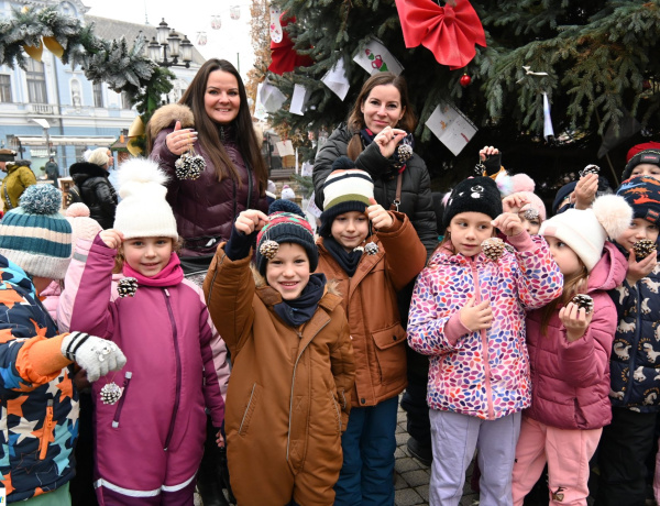 „Kis karácsony sétány” – Nyíregyháza óvodásai díszítik fel a karácsonyfákat