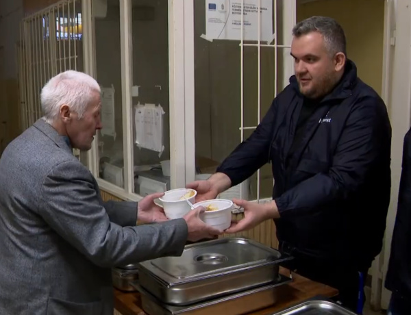 Meleg étellel segítettek a rászorulókon – a Hunguest Sóstó adománya az Éjjeli Menedékhely lakóinak