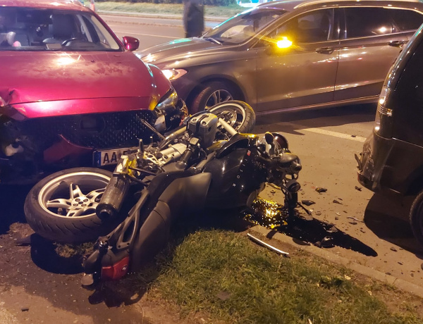 Parkoló autóknak és egy motornak ütközött egy kocsi – ketten megsérültek