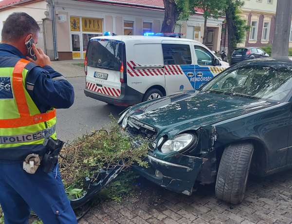 Másodperceken múlt a tragédia Nyíregyházán – házba csapódott egy 17 éves fiú az apja Mercedesével