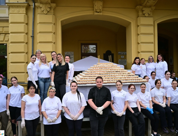 Olyan finom volt, hogy alig maradt belőle: rekordgyorsan fogyott a város tortája