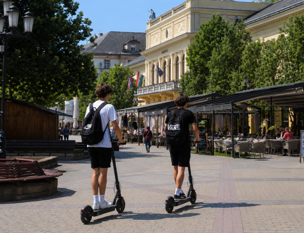 Figyelmeztet a rendőrség: veszélyesen közlekednek a rolleresek