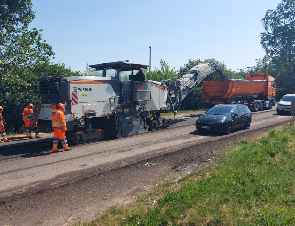 Burkolatfelújítás zajlik a 38-as főúton Nyíregyháza közelében