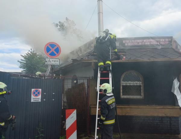 Tűz ütött ki egy gyrososnál az Állomás téren