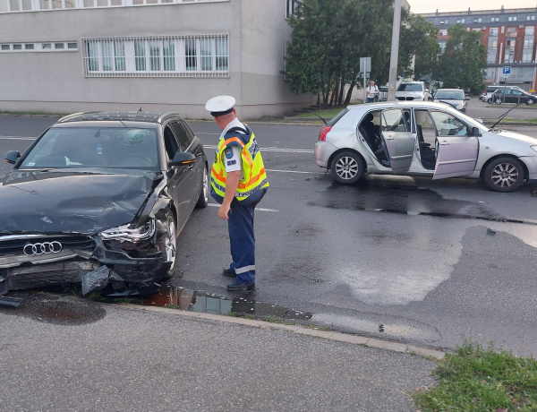 Egy pillanatnyi hiba, két roncsautó – nagy erejű ütközés rázta meg a Hunyadi utcát