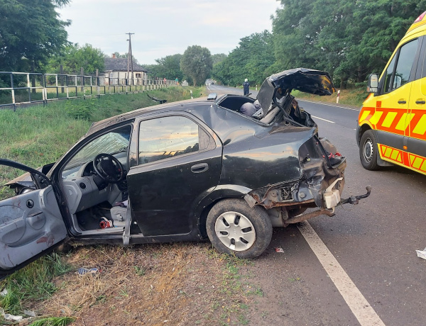 Életveszélyesen megsérült egy ittas sofőr a 4-es főúton