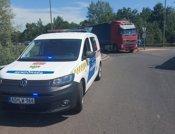 Teherautó és személyautó ütközött az Orosi úti körforgalomban