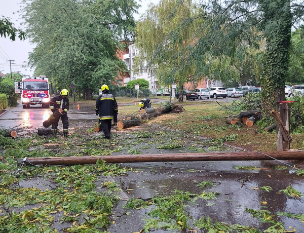 „Percek alatt csapott le a vihar Nyíregyházára – Fák dőltek ki, tetőket rongált meg a szél”