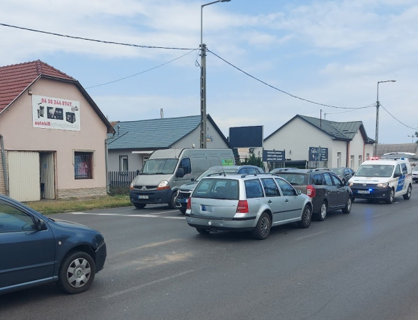 Ráfutásos baleset a 4-es főúton – gyermeket is kórházba szállítottak