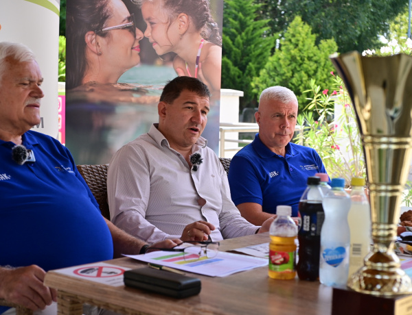 Futball-labda a levegőben – Foci a sóstói forró homokon
