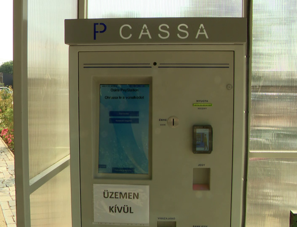 Megszűnhetnek a sorok az Északi temetőnél – új parkolóautomaták és rendszámfelismerő rendszer gyorsítja a bejutást