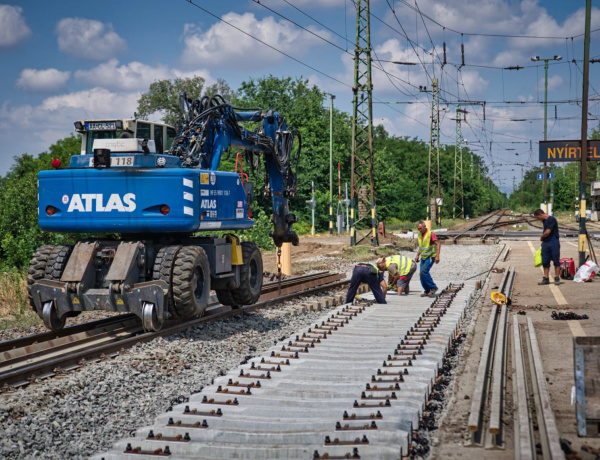 Megszűnhetnek a sebességkorlátozások a Nyíregyházát érintő vasútvonalon – Gőzerővel halad a 100-as fővonal felújítása