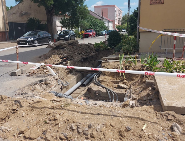 Távhővezeték-hiba miatt forgalomkorlátozás a Népkert utcában