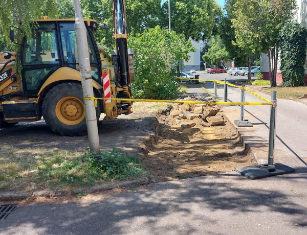Új lehajtó készül a Toldi utcai garázssornál
