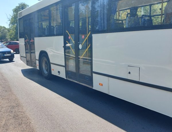 Busszal ütközött egy autó a Kemecsei úton