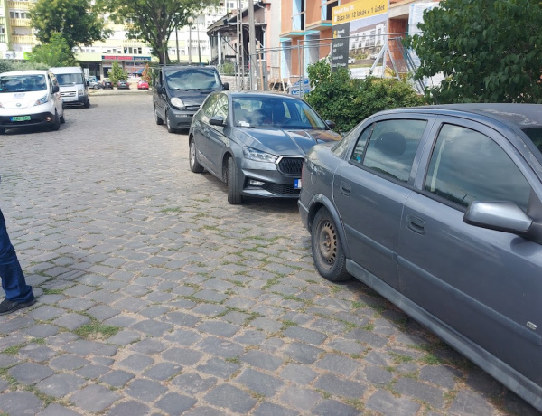 Továbbra is ellenőrzik a szabálytalan parkolókat a Búza téren