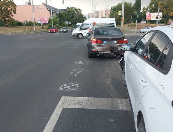 Újabb baleset bénította a forgalmat a 4-es főúton