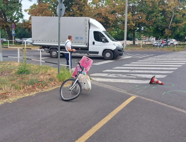 Gyermekével közlekedő kerékpárost sodort el egy autó 
