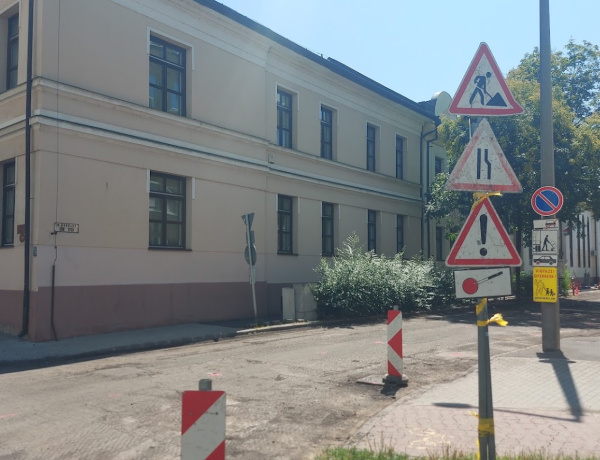 Közműfedlapokat cserélnek a Kürt utcában – Lezárták a parkolót