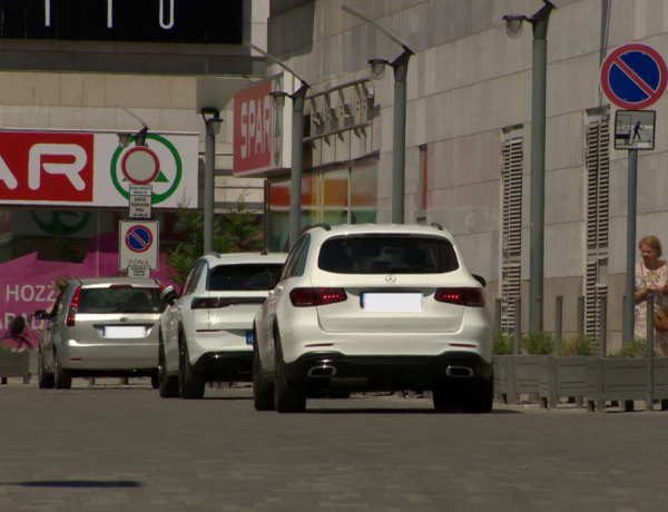 Tilosban parkolás – Pénzbírság mellett akár feljelentéssel is számolhatnak az autósok