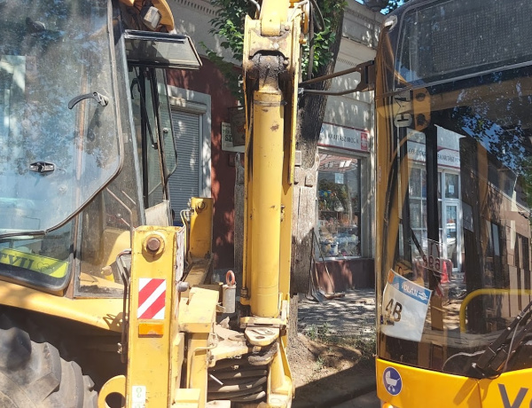 Autóbusz és munkagép ütközött a Rákóczi utcában