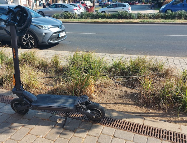 Rolleres és személyautó ütközött az Országzászló téren